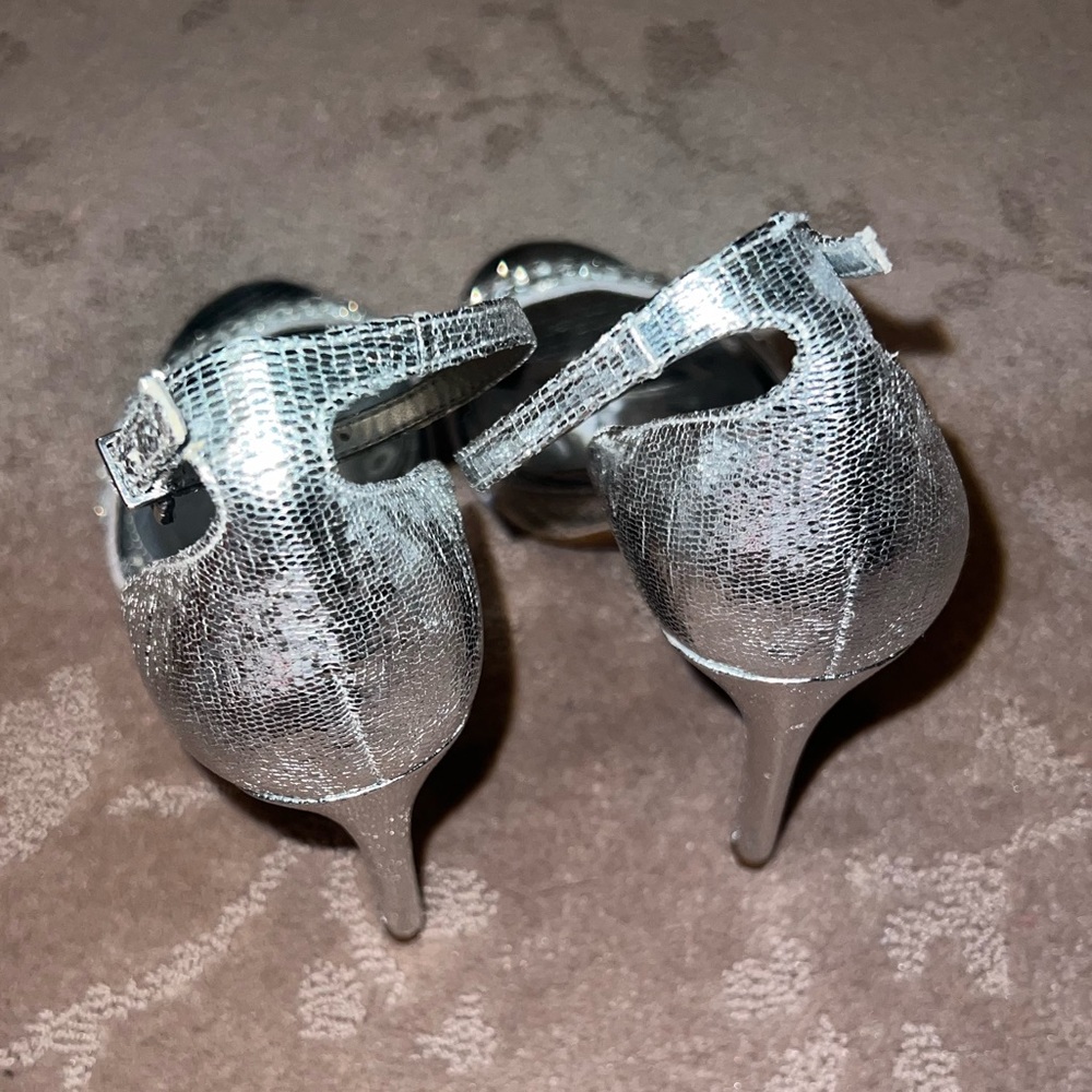 Gianni Bini Silver Heels size 7 - Picture 7 of 7